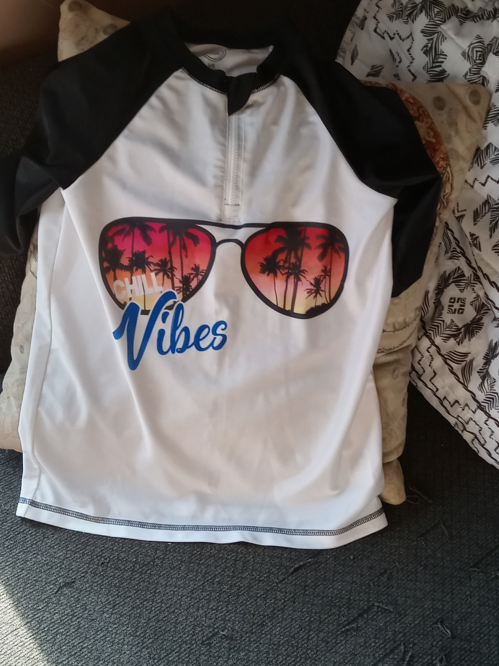 wonder nation White & Black 'Chill Vibes' Sunglasses Graphic Rash Guard Tee